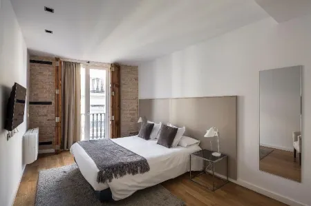 Mon Suites San Martin Отели рядом с достопримечательностью «Font de la Plaça de l'Ajuntament»