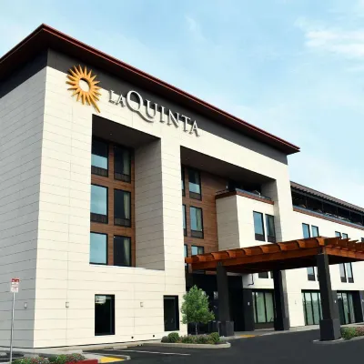 La Quinta Inn & Suites by Wyndham Santa Rosa Sonoma Hotel berhampiran Museum of Sonoma County