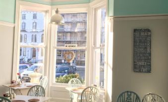 Beachside Guest House - Housity