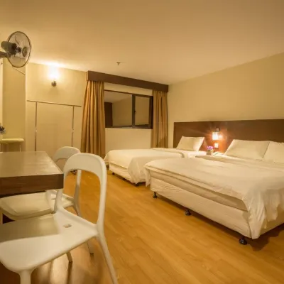 PP Hotel by Moxy Các khách sạn gần Nghĩa trang Tin Lành Cổ