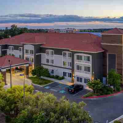 La Quinta Inn & Suites by Wyndham Visalia/Sequoia Gateway Hotel Exterior