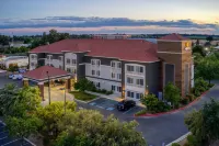 La Quinta Inn & Suites by Wyndham Visalia/Sequoia Gateway Hôtels à proximité de : Fresno Pacific University Visalia Campus