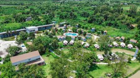 The Tree Riverside Kaeng Krachan Отели рядом с достопримечательностью «Kaeng Krachan Dam Electric»