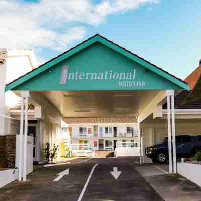 Waves Motel and Apartments Hotel Exterior