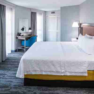 Hampton Inn & Suites Memphis at Beale Street Rooms