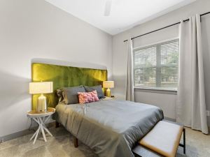 Upscale 1Br King Suite Close to Downtown w Fast Wifi