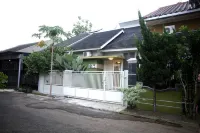 Shakilla House 1 Syariah Hotel dekat Alfamart Gandaria