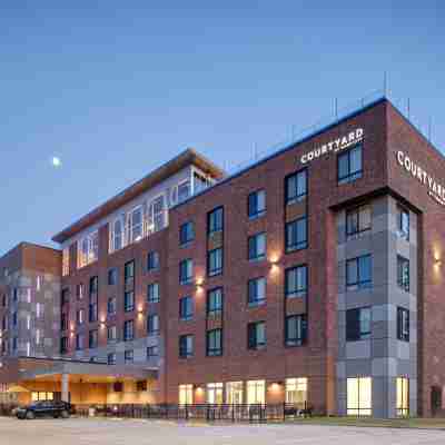 Courtyard Iowa City University Heights Hotel Exterior