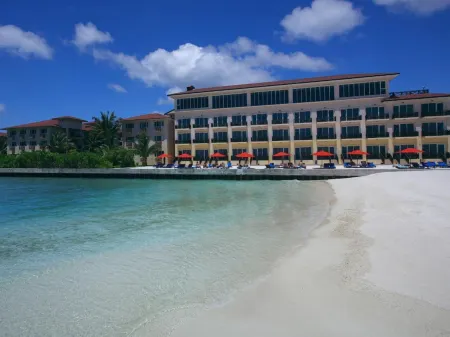 Hulhule Island Hotel Отели рядом с достопримечательностью «Транс Малдивиан Эруэйс»