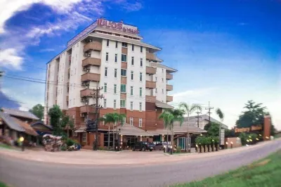 Century Grand Hotel Hotel dekat Wat PA Sisi Manotham