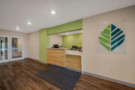 WoodSpring Suites Wesley Chapel-Tampa Отели рядом с достопримечательностью «Costco Wholesale»