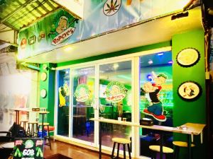 Popeyes Hostel, Coffeeshop & Beer Bar