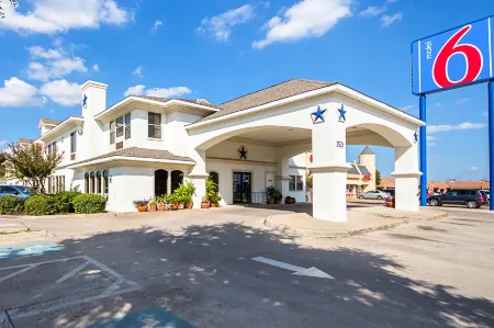 Motel 6 Irving, TX - Irving DFW Airport South Отели рядом со станцией Trinity Rail Express - CentrePort/DFW Airport Station