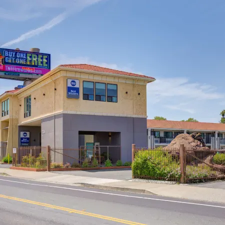 Best Western Sandman Hotel Отели рядом с достопримечательностью «Капитол Парк»