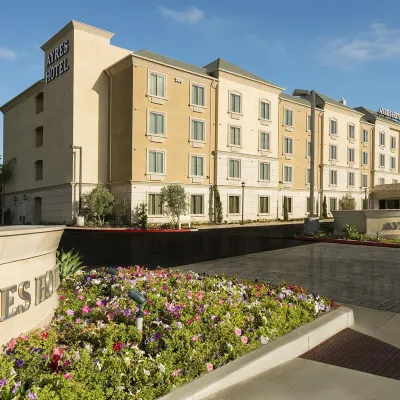 Ayres Hotel Orange Отели рядом с достопримечательностью «Спортивный комплекс «Хонда-центр»»