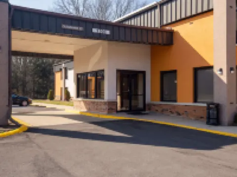 Quality Inn & Suites Hotels in Portage