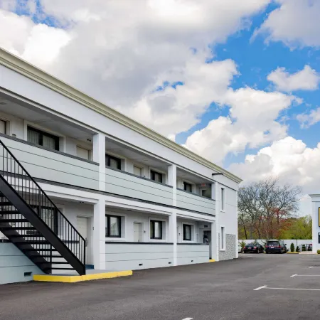 Super 8 by Wyndham Lindenhurst