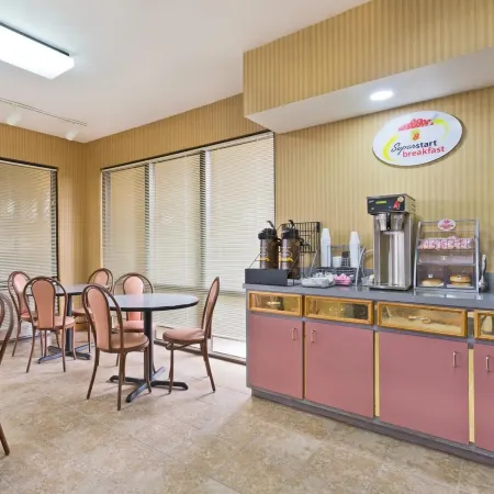 Super 8 by Wyndham Franklin Hwy 31