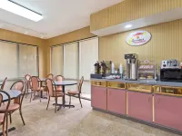 Super 8 by Wyndham Franklin Hwy 31