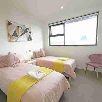 Preston Spacious 2-BRM Apt. Free-Parking Rooms