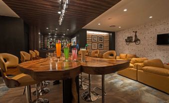 M Crown Hotel