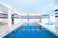 Sandman Hotel Calgary Airport - Pool