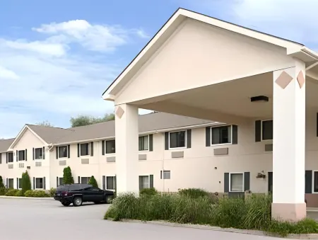 Super 8 by Wyndham Three Rivers Отели в г. Три-Риверс