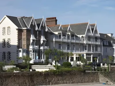 Ommaroo Hotel Hotels near Vision Express Opticians - Jersey, St. Helier