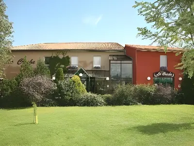 Hôtel Restaurant la Crèche et sa Piscine intérieure - Logis Hôtels Hotels in Saint-Ilpize