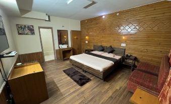 Dalhousie Shangrila Hotel. - Housity