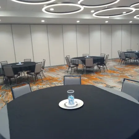 Holiday Inn KANSAS CITY - NORTHEAST by IHG Отели рядом с достопримечательностью «Worlds Of Fun Oceans of Fun»