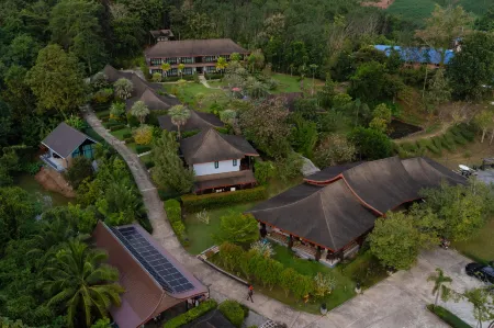 Poochommhok Resort Отели рядом с достопримечательностью «Ват Вангвивекарам»