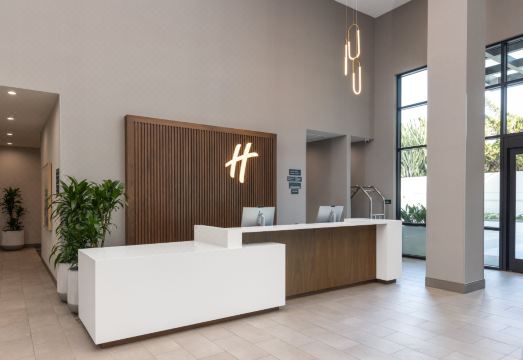 [홀리데이 인 & 스위트 몬터레이 파크의 모던한 객실 내부]