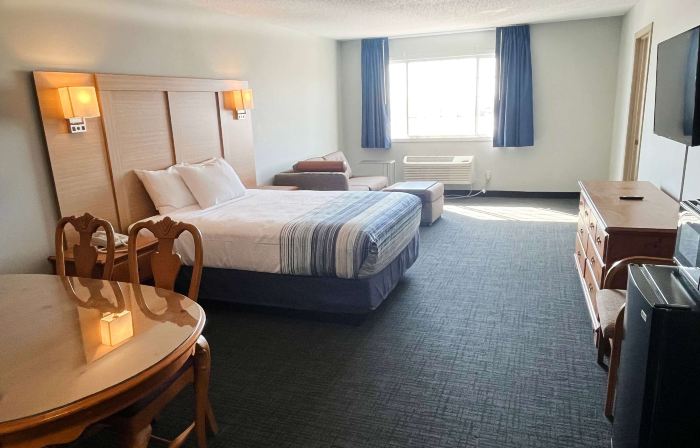 Days Inn & Suites by Wyndham Williamsburg IA North