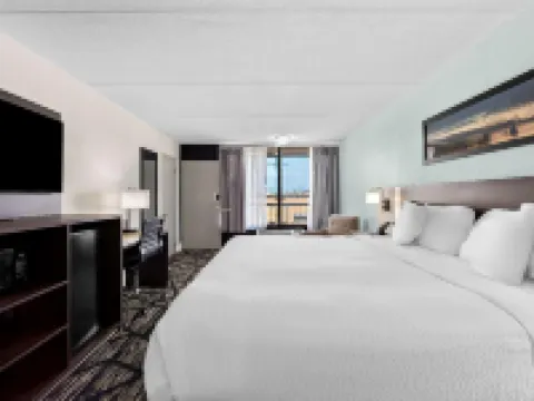 Clarion Inn & Suites Near the Leconte Center Pigeon Forge Hotels in Pigeon Forge