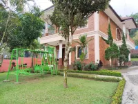 Villa Yustisia Curug 7 Cilember Hotel di Megamendung