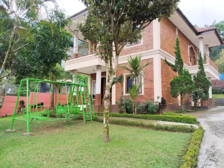 Villa Yustisia Curug 7 Cilember Отели в г. Megamendung