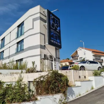 Hotel Jona Отели рядом с достопримечательностью «Торговый центр City Center One Split»