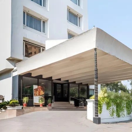 Rivera Sarovar Portico Ahmedabad Отели рядом с достопримечательностью «Набережная Сабармати»