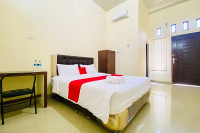 RedDoorz @ Shine Guest House Tebing Tinggi Hotel dekat Taman Simpang Tiga