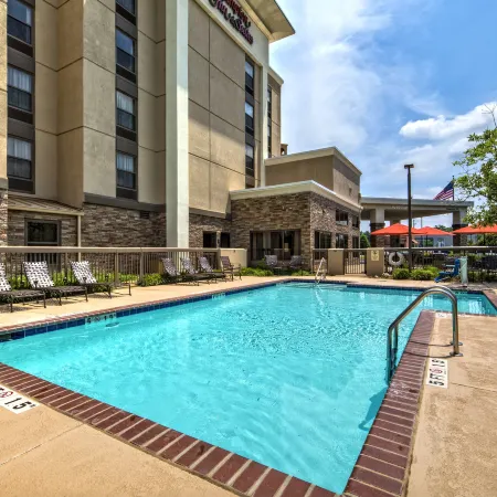 Hampton Inn & Suites Memphis-Galleria Отели рядом с достопримечательностью «Галерея Вулфчейс»