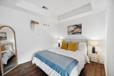 Beautiful 1-bedroom apartment in charming MdR with pool and free parking Отели рядом с достопримечательностью «Marina del Rey Harbor»