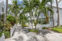 Craig & Cindy Key West Truman Annex Shipyard Condo with balcony at Mile Marker 0 - สระว่ายน้ำส่วนตัว