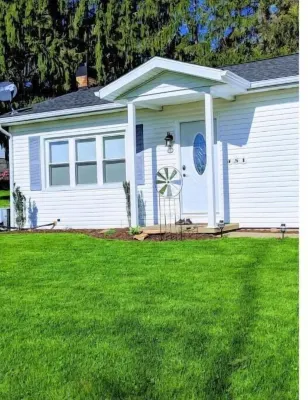 Cozy Comfort. Close to Town, But in Private, Quiet Area. New Hot Tub Aug 2025