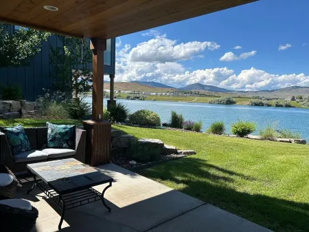 New! 3-bedroom lake-front condo on Flathead Lake