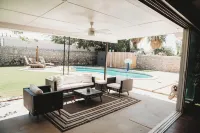 Comfy Casita, centrally located, pool, game room, sleeps 10!