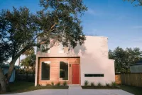 Contemporary Marsh View Getaway - Less Than 10 Minutes From Downtown