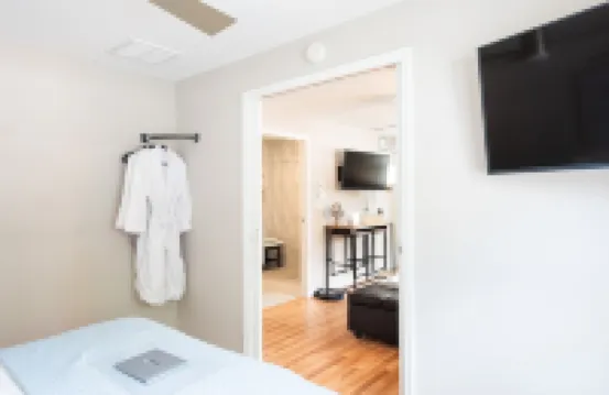 2 Southern Charm Studio 2 is a Private Studio 4 Miles to Downtown Charleston
