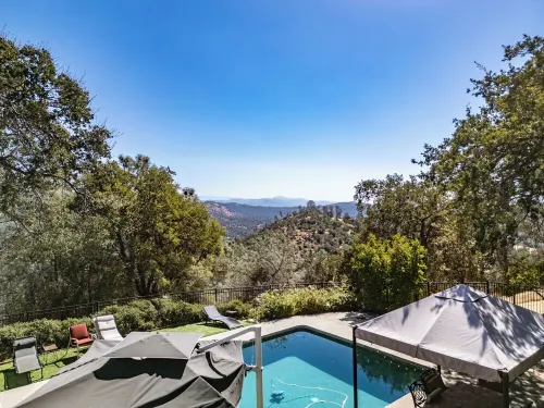 Hilltop Manor- Views - Family Home/Private - Pool and Spa