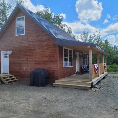Luxury Custom Built Cabin in Jackman with Direct Trail Access for Powersports Отели в г. Джэкман